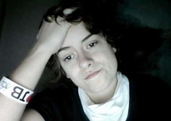 También comentó a la revista Closer que mucha gente le ha dicho que su estructura corporal, sus ojos y sus labios con parecidos a los de Harry.