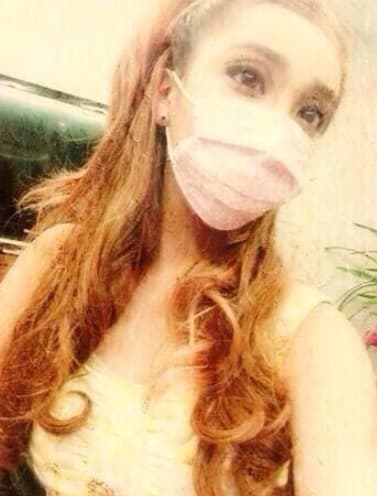 La joven hasta se peina y se maquilla como su ídolo.