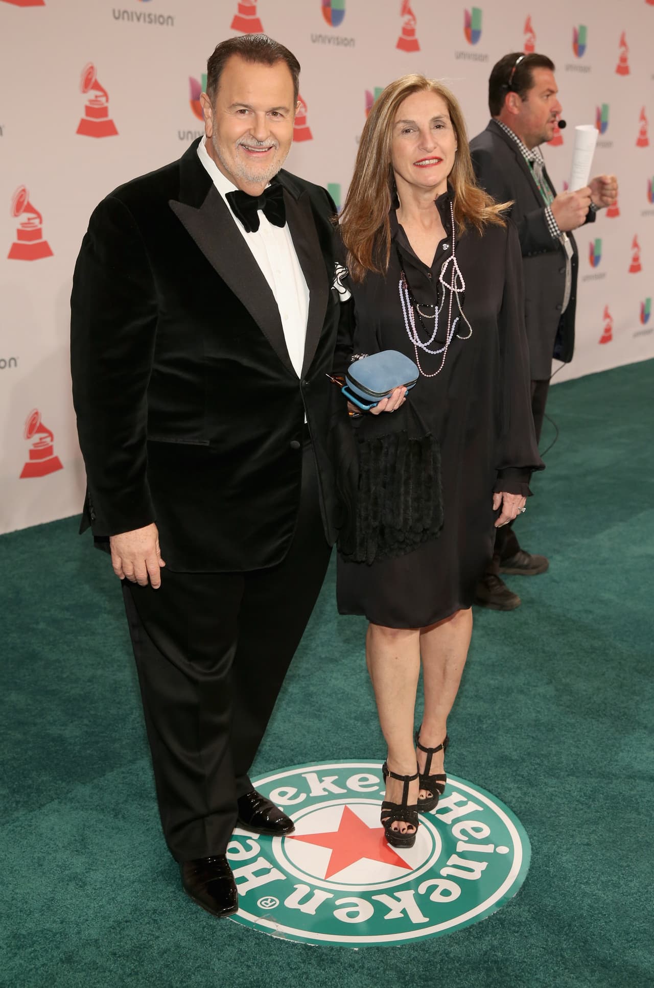 2014. Raúl se ha distinguido por ser básico, el detalle está en la corbata de moño que casi siempre usa. Su esposa Mily también de negro para coordinar ese año.