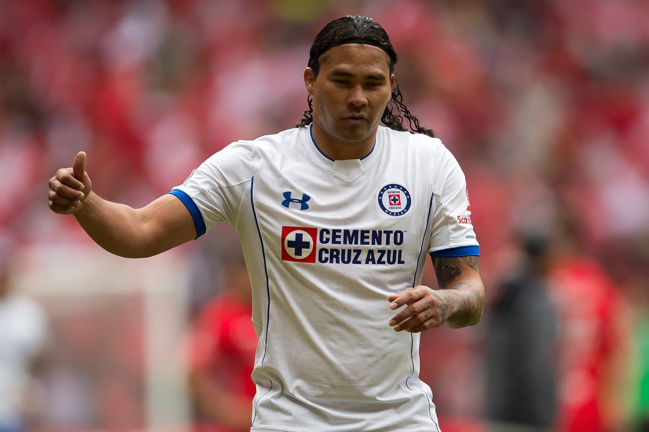 El mexicano regresó a su país, pero para jugar con un nuevo club, el Cruz Azul. No logró destacar mucho y salió rápidamente al Necaxa.