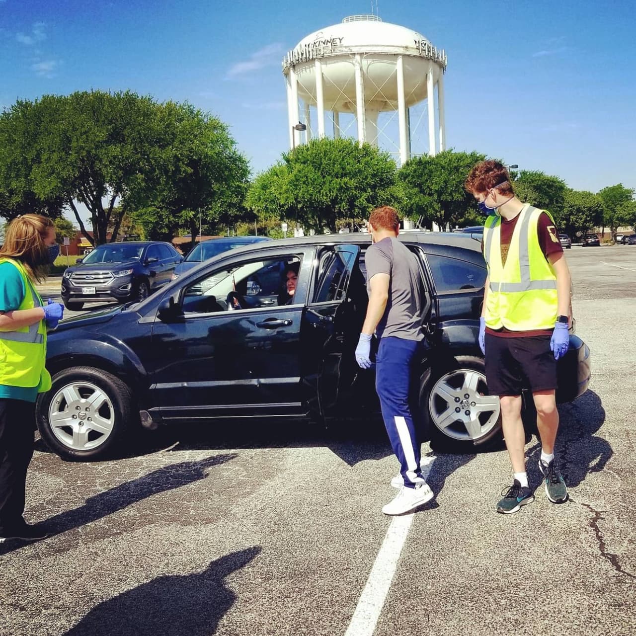 Voluntarios entregan pañales a familias necesitadas