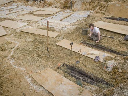 Foto de 2013 en la que un arqueólogo del Cobb Institute of Archaeology de la Universidad Estatal de Mississippi trabaja en un lugar donde fueron hallados unos 10 ataúdes.