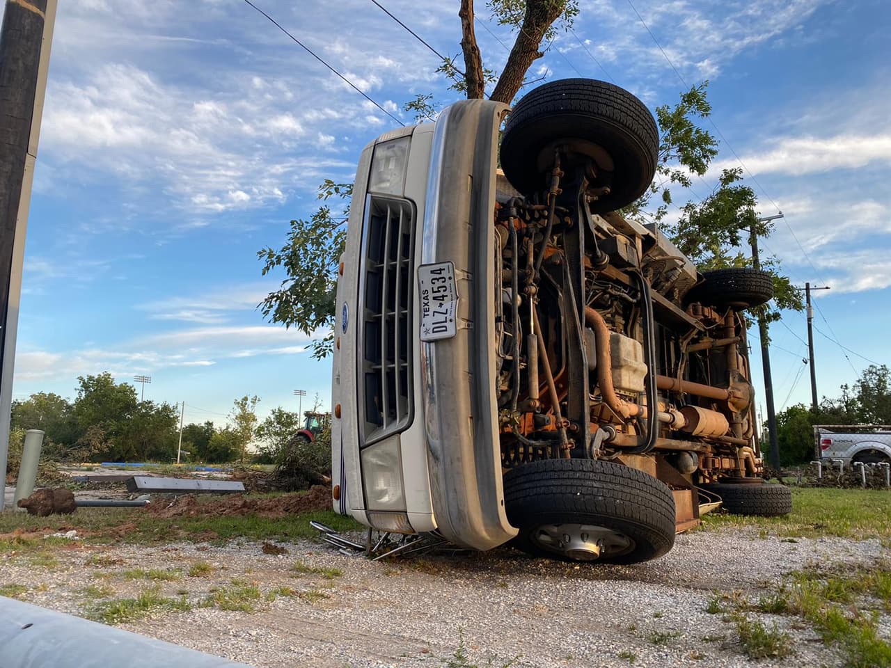 El tornado EF1 que tocó suelo en Bowie el viernes por la noche derrumbó viviendas, tumbó árboles y daño automóviles. 
<br>