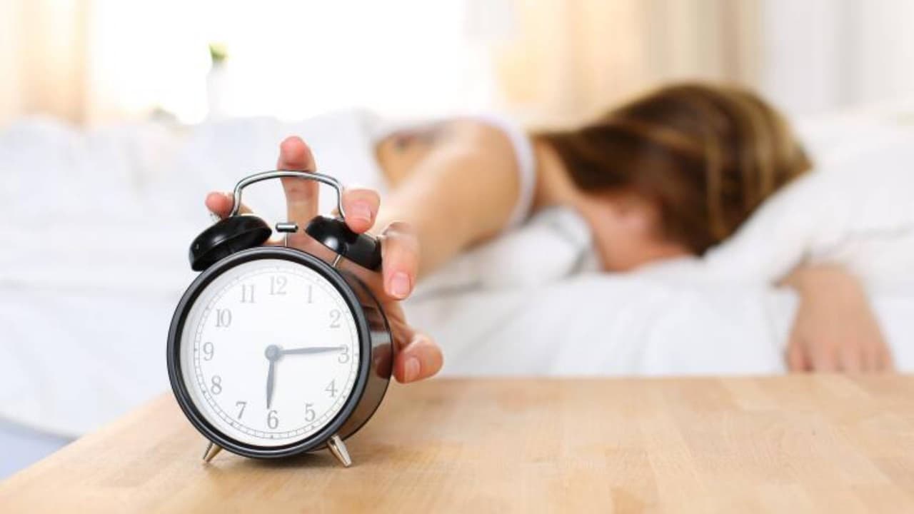 Los Centros para el Control y la Prevención de Enfermedades (CDC) recomiendan que los adultos 
<b>duerman al menos 7 horas </b>para tener una 
<a href="https://www.univision.com/local/sacramento-kuvs/problemas-de-salud-provoca-cambio-de-horario-verano">salud y un bienestar óptimos</a>.