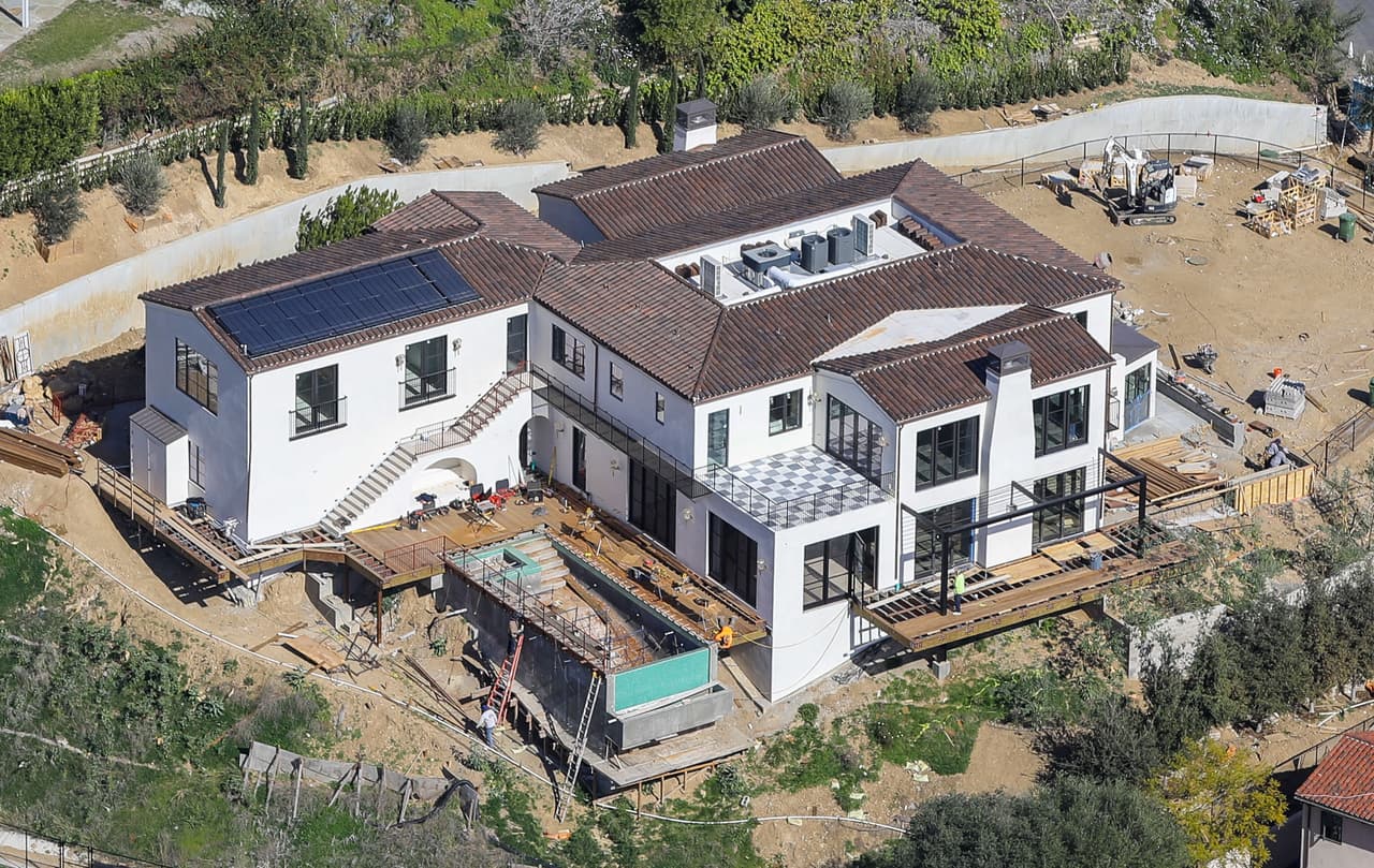 Previamente 
<b><a href="https://www.univision.com/entretenimiento/mariah-carey-es-vecina-de-justin-bieber-mira-la-mansion-que-alquilo-por-35-000-dolares-al-mes-fotos" target="_blank">la pareja había rentado una casa</a></b> en Toluca Lake pagando un alquiler de 
<b>10 mil dólares al mes</b>, según publicó 
<b><a href="https://www.architecturaldigest.com/story/justin-bieber-buys-beverly-hills-home-for-85-million" target="_blank">Architectural Digest. </a></b>
<br>