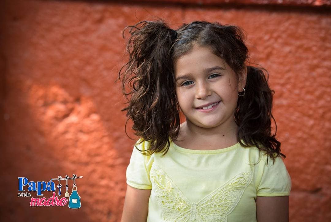 'Anifer' es el personaje que se está robando el corazón de todos los televidentes. 
<b>Regina Graniewicz</b> es el nombre de la actriz que da vida a la hija de 
<b><a href="http://www.univision.com/temas/sebastian-rulli">Sebastián Rulli</a></b> dentro de 'Papá a toda madre'.