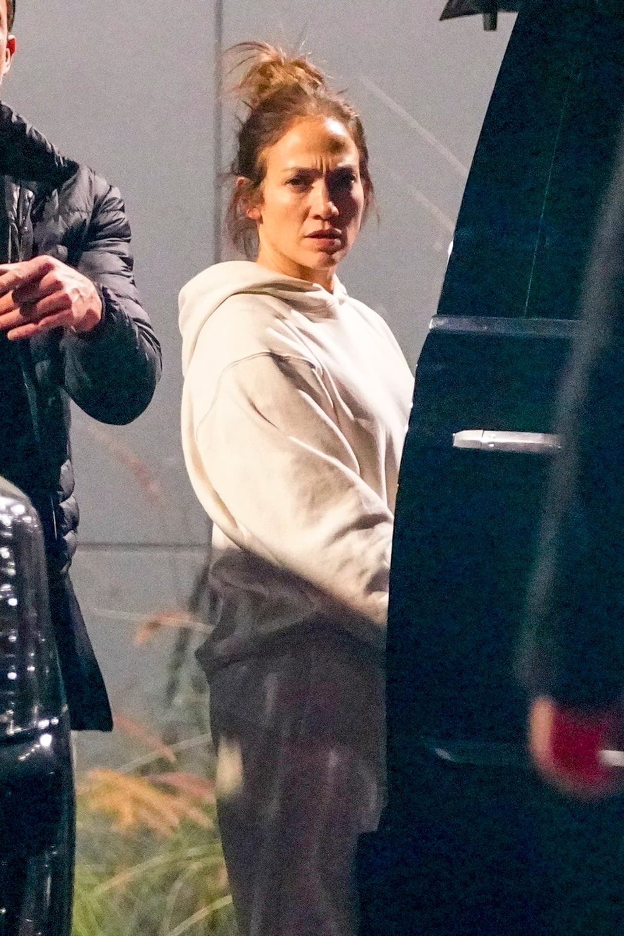 En las imágenes resaltó que Jennifer López estaba al natural: 
<b><a href="https://www.univision.com/shows/latin-grammy/te-decimos-paso-a-paso-como-lucir-un-fall-make-up-igualito-al-de-jlo-fotos#9f0c14040000" target="_blank">sin maquillaje</a></b>, algo que pocas veces había sucedido al estar públicamente con el actor. 
<br>