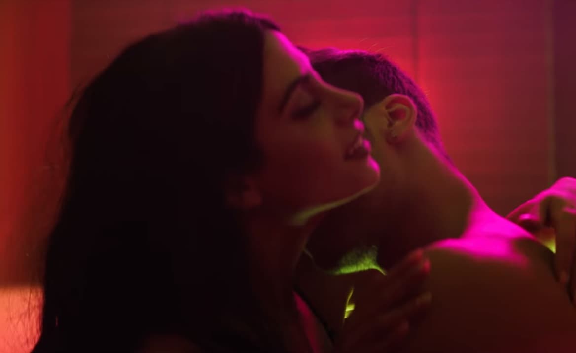 Esta parejita realmente conquistó la pantalla, pues en esta faceta de novio Prince lo hizo de maravilla.