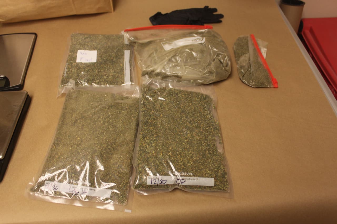 También se encontraron varias bolsas de marihuana.