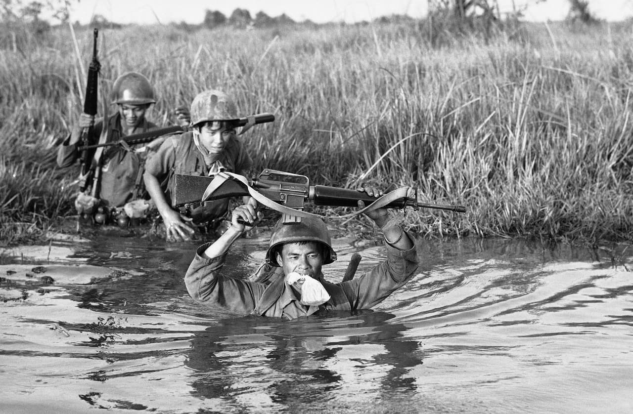 Soldados del ejército survietnamita cruzan un riachuelo lodoso el 11 de marzo de 1972.