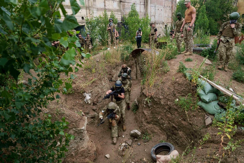 Reclutas de la 3ª Brigada de Asalto de Ucrania se entrenan en el polígono de la región de Kiev, Ucrania.