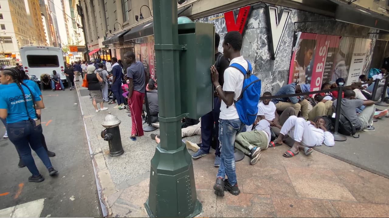 Los funcionarios están alentando a los inmigrantes a buscar ubicaciones fuera de la ciudad una vez que estén disponibles.
<br>