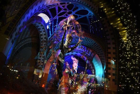 Las vitrinas navideñas de Saks FithAvenue están listas para ser admiradas por millones de visitantes. Con atuendos y accesorios lujosos que suman miles de dólares, las vitrinas se han convertido en un ícono de Nueva York. Mark Briggs, Jefe de Marketing y creativo para Saks Fifth Avenue, dijo en un comunicado que este año se han incorporado elementos nuevos , por lo que es una experiencia como ninguna otra ... una experiencia para recordar."