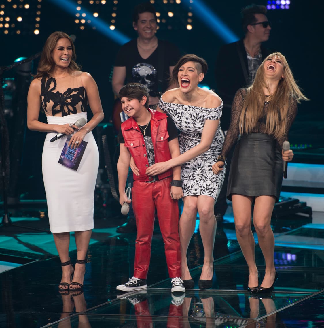 A pesar de la presión, capitanes, competidores y jueces tratan de relajarse cuando están fuera del aire, a veces se portan bien y otras tantas un poco mal, pero el chiste es pasarla bien. ¡Miren qué pasa detrás de cámaras!