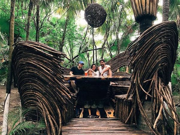 El actor, Julián Jr. y Nicolle han podido disfrutar del clima y la vegetación del lugar.