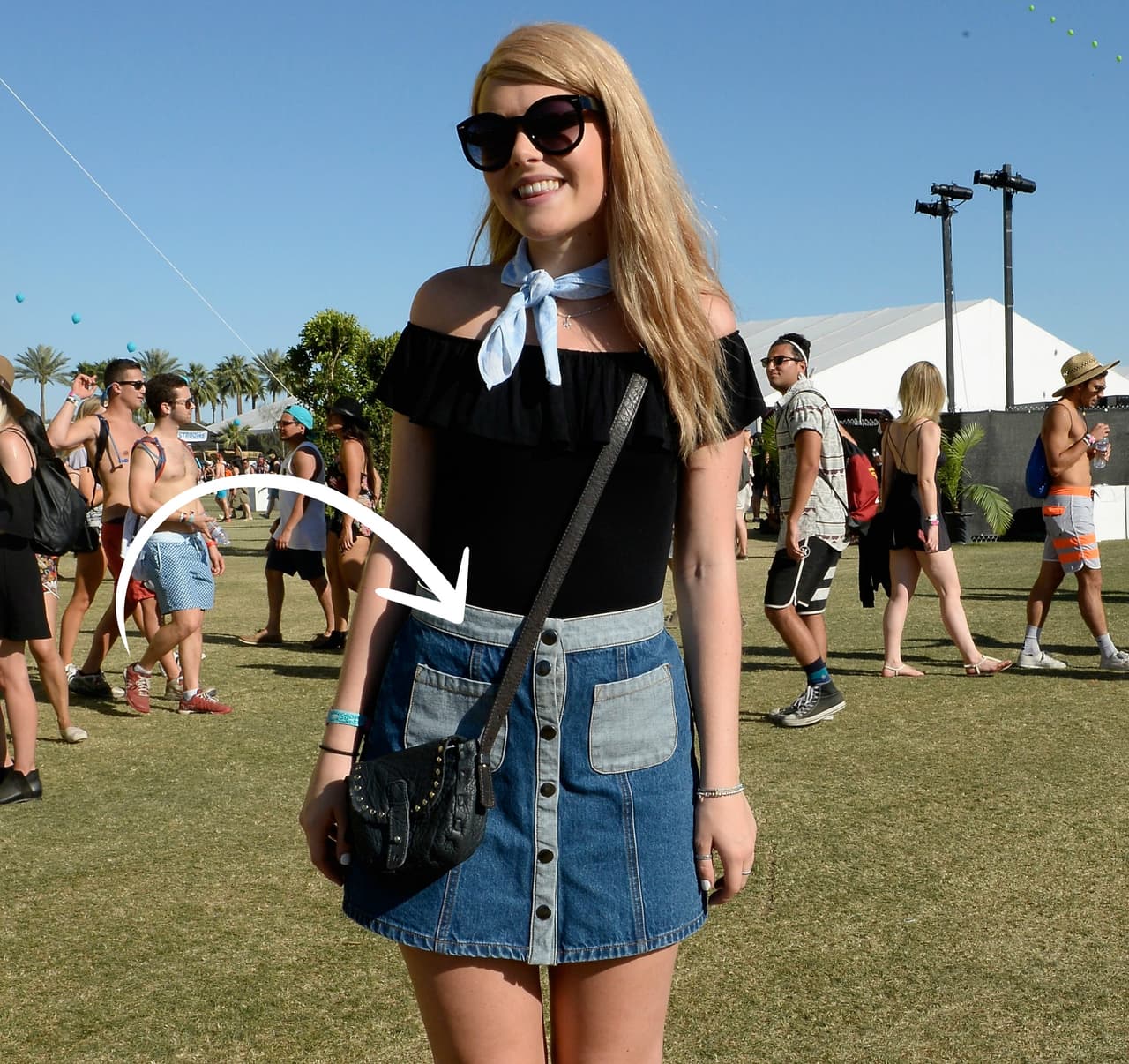 Son tiempos en los que las blogueras aunque vivan en Rusia, Italia o Estados Unidos un día asaltan el Instagram con la misma prenda y nos dejan desconcertadas a todas. ¿Cómo se pusieron de acuerdo? eso exactamente fue lo que sucedió con la mini falda, en corte A y a la cintura que hora se ha convertido en la pieza más apetecida de la temporada. Parece raptada del armario de la mamá, pero si es de dénim y de botones te convertirá en una de las chicas cool de la ciudad.