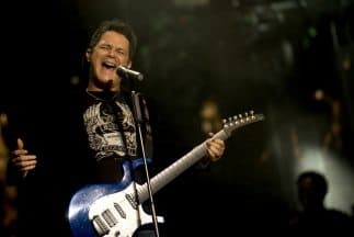 A través de sus redes sociales, 
<b><a href="https://www.univision.com/shows/despierta-america/alejandro-sanz-tiene-este-mensaje-para-sus-fans-al-tener-que-poner-un-alto-en-su-carrera-por-una-neumonia-video">el cantautor español Alejandro Sanz</a></b> informó que suspendió las actividades de presentación de su nuevo álbum, 'El disco', debido a que padece una neumonía.