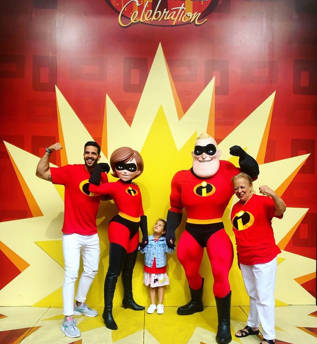 Asimismo, lo ha acompañado a realizar divertidos reportajes. Uno de ellos fue cuando visitaron las instalaciones de Disney's Hollywood Studios. Al especial recorrido también asistió la mamá de nuestro conductor.