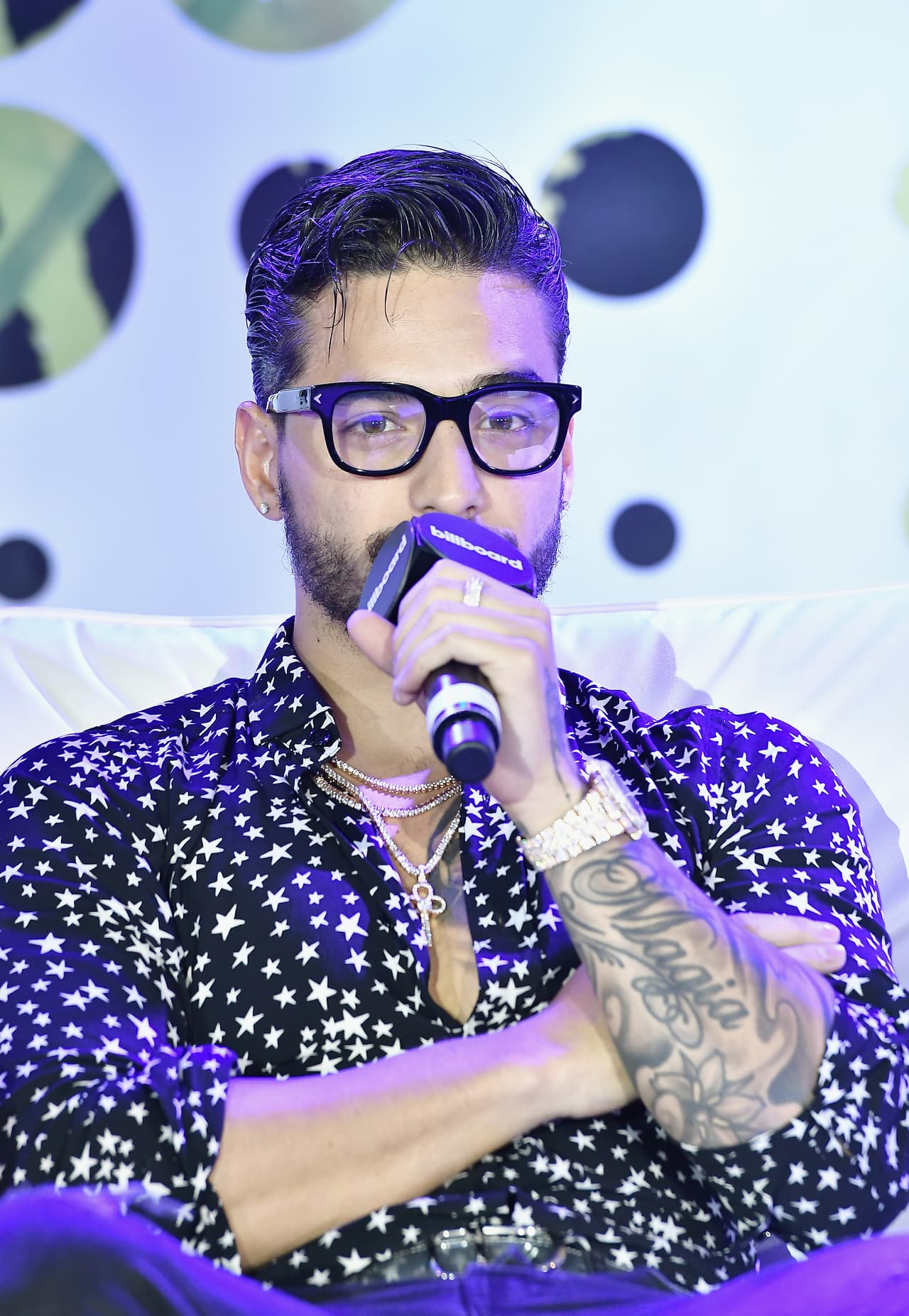 ‘Magia’ es el título del primer disco de Maluma que marcó el inicio de su trayectoria, es por ello que ese nombre está tatuado en su antebrazo izquierdo.