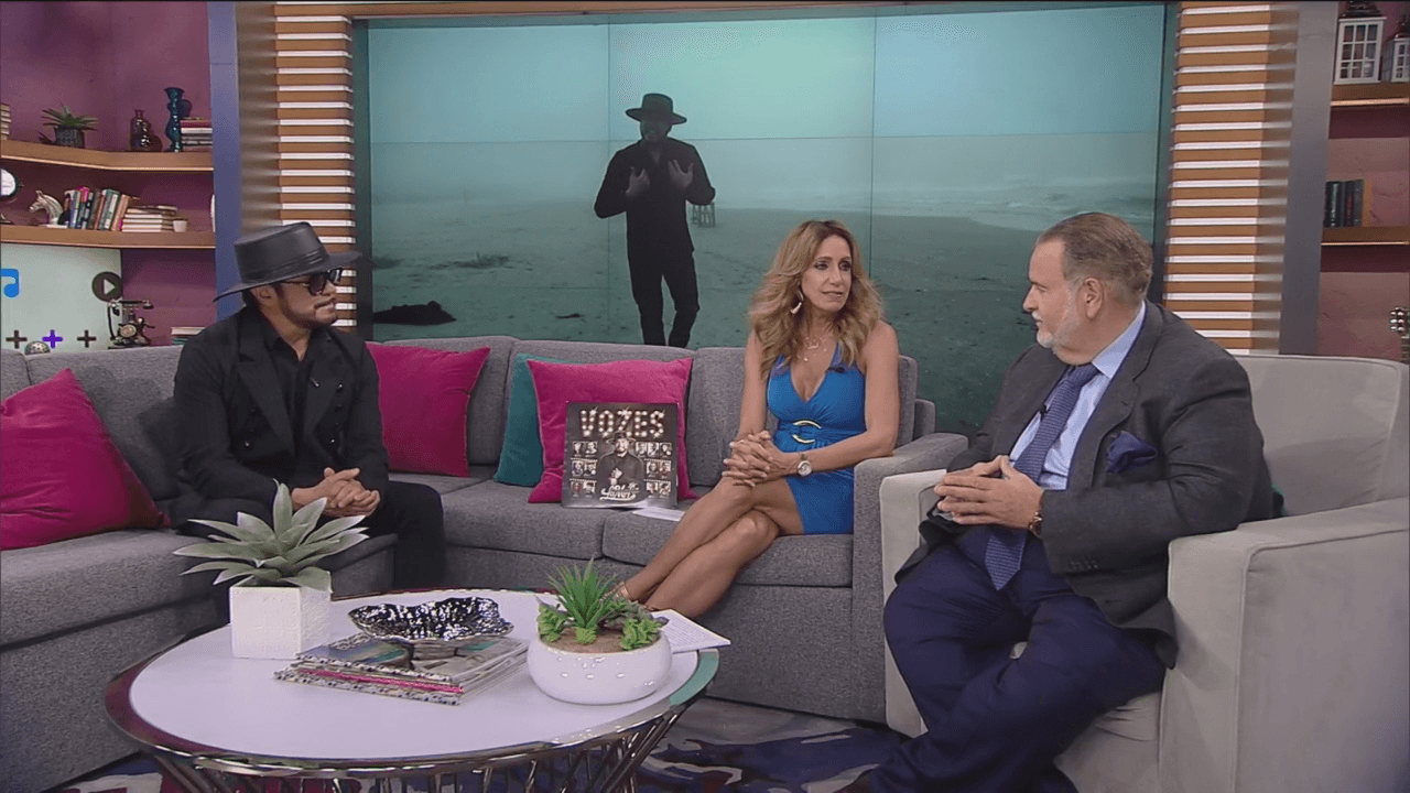 El cantante es uno de los famosos a los que Raúl le guarda un cariño muy especial y esta es la razón: "Tenemos aquí a alguien que quiero mucho porque fue el primer grupero que yo conocí cuando empecé en televisión, Óscar de La Mafia", dijo Rauly en el show.
<br>