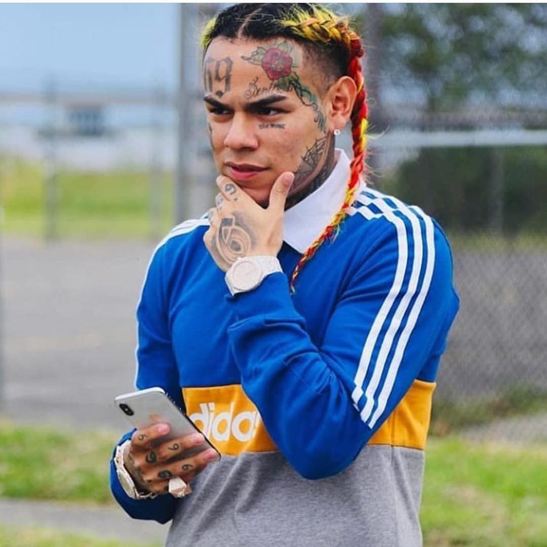 El acuerdo de culpabilidad considera que Tekashi 6ix9ine podría entrar al programa de protección de testigos debido a que estaría implicando a criminales relacionados con delitos violentos, según TMZ.