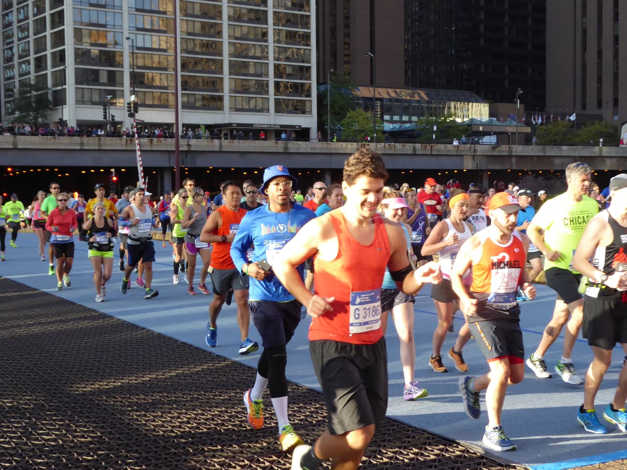 Miles de corredores de más de 100 país se dieron cita en el Maratón de Chicago desde muy temprano. Mira imágenes del ambiente que se está viviendo en este evento deportivo.