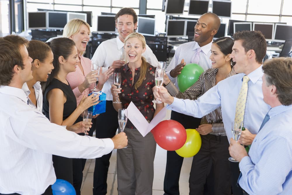 Hay una verdadera oleada de eventos sociales en tu calendario asociados con tu trabajo. Aunque no te guste participar del todo en esas actividades deberás hacer un esfuerzo pues en esas reuniones se plantearán asuntos laborales importantes y tal vez algo más.