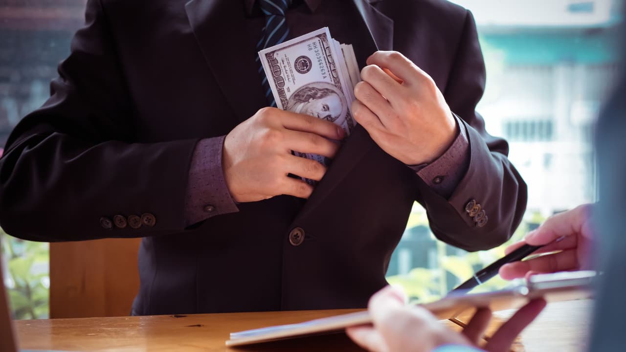 Los residentes de California deben estar al tanto de los estafadores que se enfocan en los 
<a href="https://www.univision.com/local/san-francisco-kdtv/fechas-envio-cheques-estimulo-inflacion-california">pagos únicos del estado destinados a reducir los efectos de la inflación</a>, dijo el lunes el fiscal general del estado, Rob Bonta.
<br>