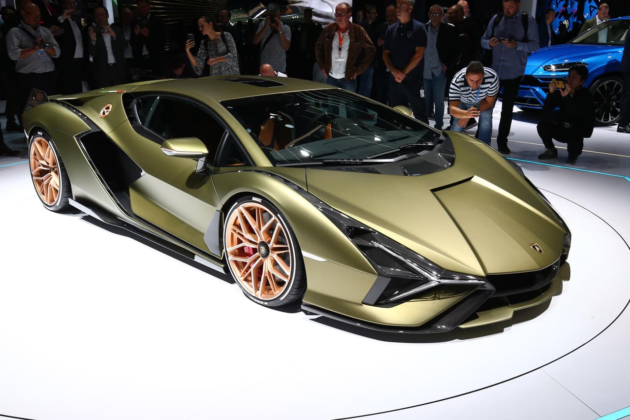 <u><b>Lamborghini Sián</b></u>
<br>
<br>Además de ser el primer híbrido de producción en la historia de Lamborghini, el Sián es hasta ahora el modelo más potente del fabricante italiano. Con un motor V12 atmosférico y un motor eléctrico de 48 voltios, este superdeportivo es capaz de desarrollar 819 caballos de fuerza, 49 más que el Aventador SVJ. 
<a href="https://www.univision.com/carros/asi-es-el-lamborghini-sian-el-primer-toro-hibrido-de-la-marca-fotos">Mira aquí todos los detalles de este exótico de edición limitada</a>.