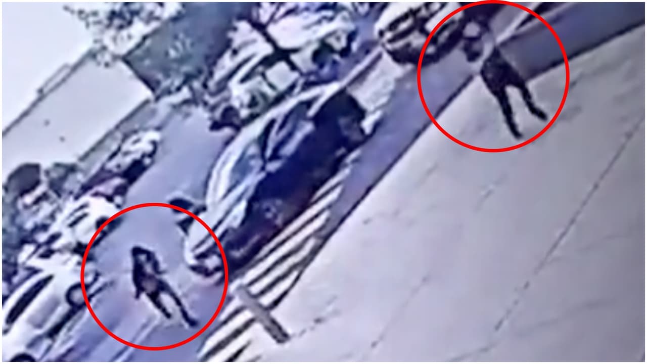 La Oficina del Alguacil del condado de Bexar describió al sospechosos como un hombre hispano de contextura mediana, y que mide poco más de 5'7, vestido con una camisa negra/azul y zapatos negros