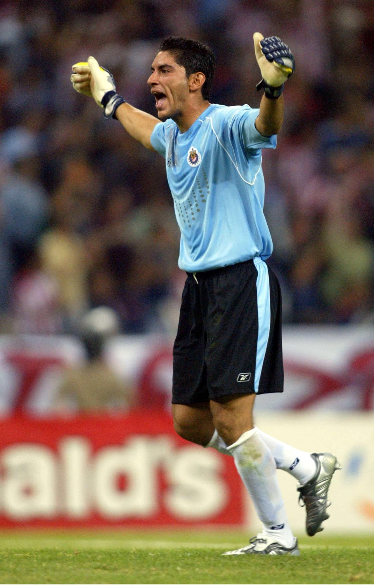 Aunque no fichó oficialmente con las Chivas, Corona fué elegido como uno de los refuerzos del club rojiblanco para disputar la Copa Libertadores de 2005.