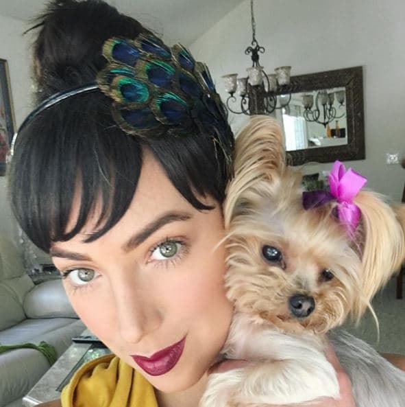 Adora a su perrita y no omite espacio alguno para dejar de tomar fotos con ella.