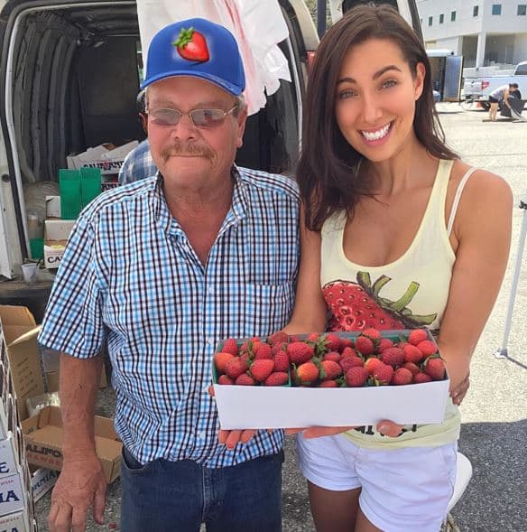 También es amante de la comida sana, y ama las frutas, sobre todo si son orgánicas.