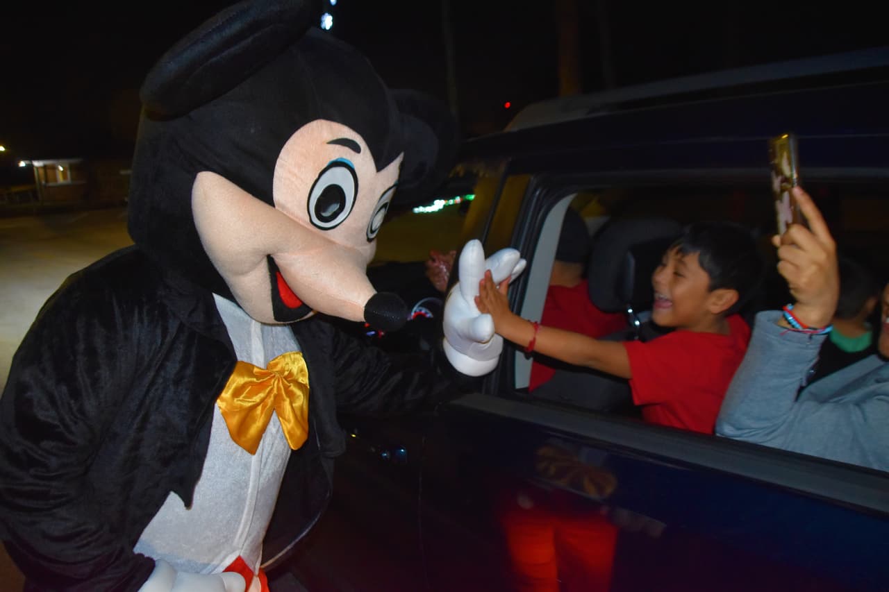 Durante el fin de semana de inauguración, el 29 de noviembre, los asistentes fueron recibidos por Mickey.