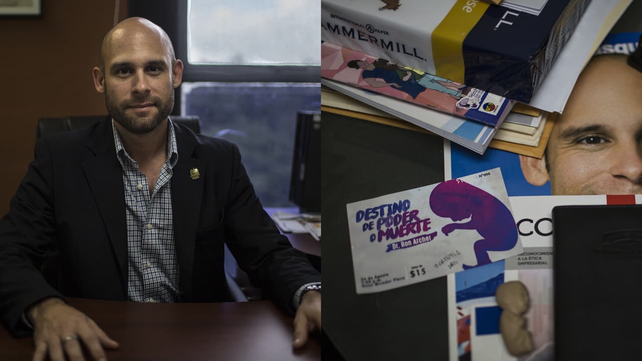 En el 2016, Ricardo Andrés Velásquez Parker, diputado del partido de derecha ARENA, presentó un proyecto de ley en el que propone aumentar las condenas por aborto de ocho a 50 años. Su escritorio está lleno de pequeños recordatorios de su lucha por “defender al miembro más chiquito y vulnerable de la sociedad”.