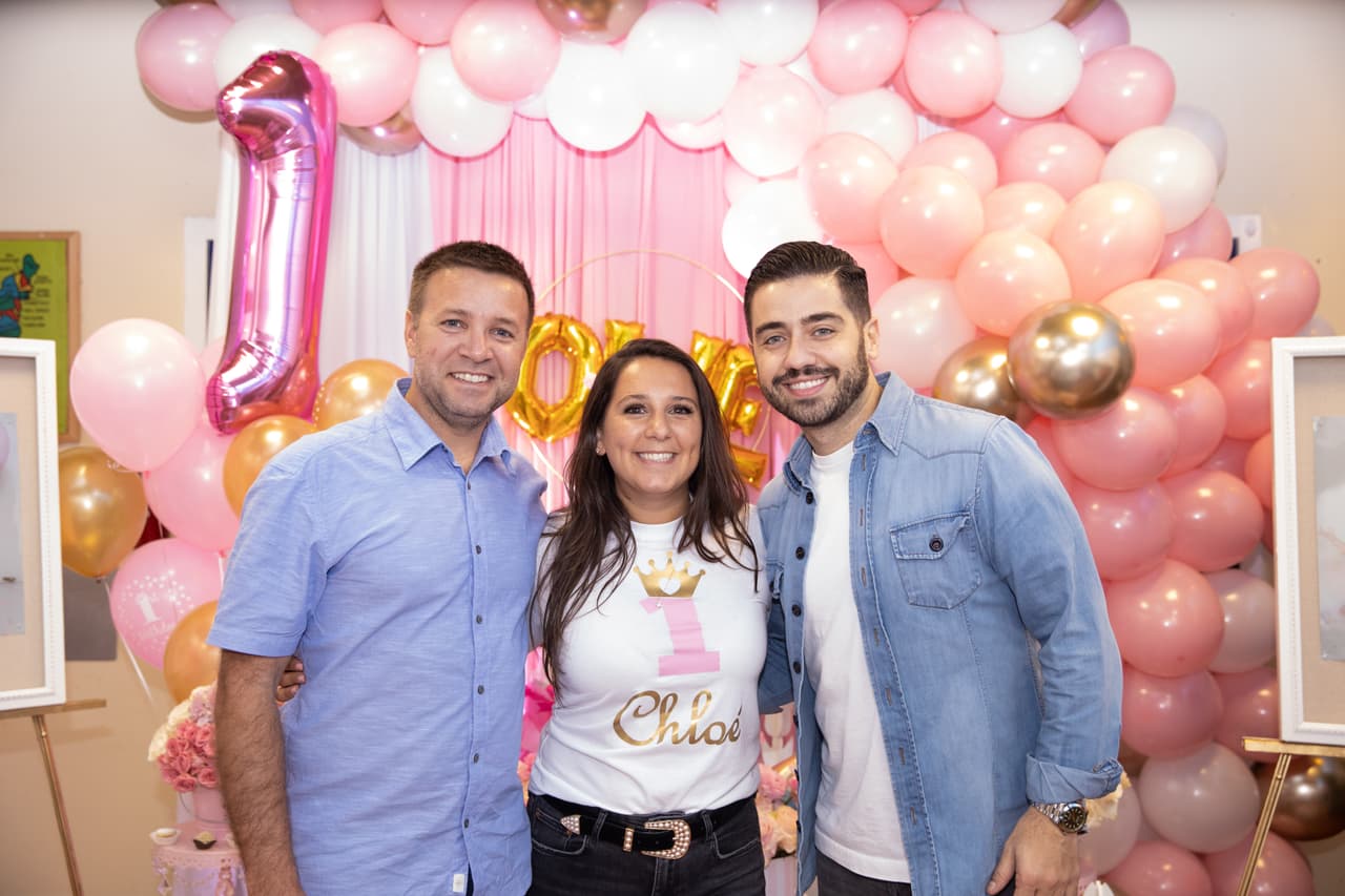 Los amigos de Carolina se han convertido en familia también para su niña.