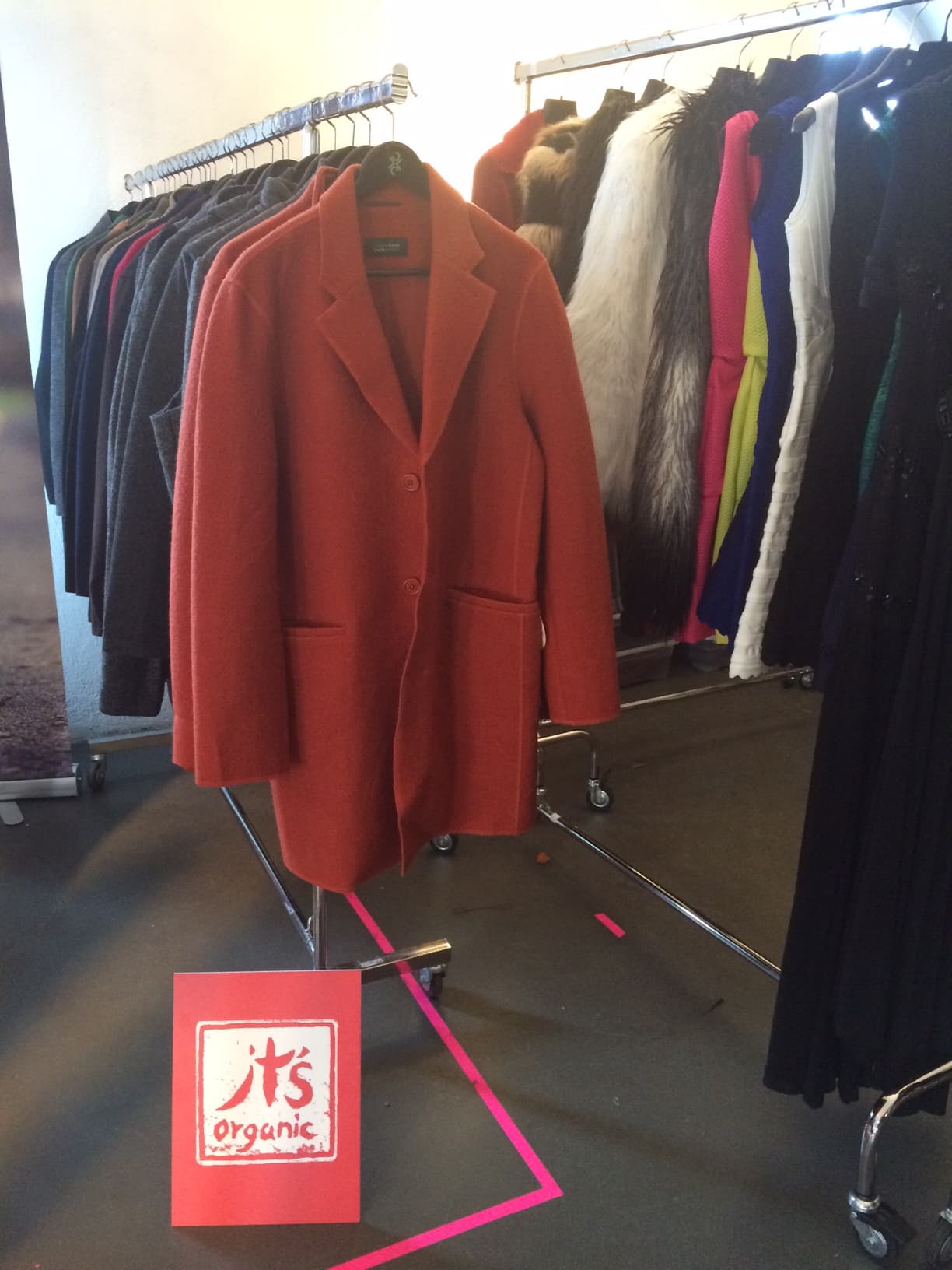 La marca It´s Organic produce, en sociedad con agricultores chinos, telas como algodón, lino, lana y seda de alta calidad en procesos de cultivo que no dañan el medio ambiente. Comercializan también poliéster, pero únicamente reciclado. Ellos dicen que no sólo se trata de ecología, por lo cual cuidan que los campesinos tengan un precio justo por su trabajo. www.its-organic.de