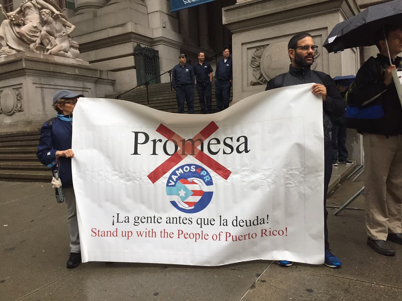 Desde tempranas horas de la mañana, decenas de personas se dieron cita en las afueras del edificio Alexander Hamilton del Servicio de Aduanas, como en San Juan, donde la Policía ha detenido a cinco personas.