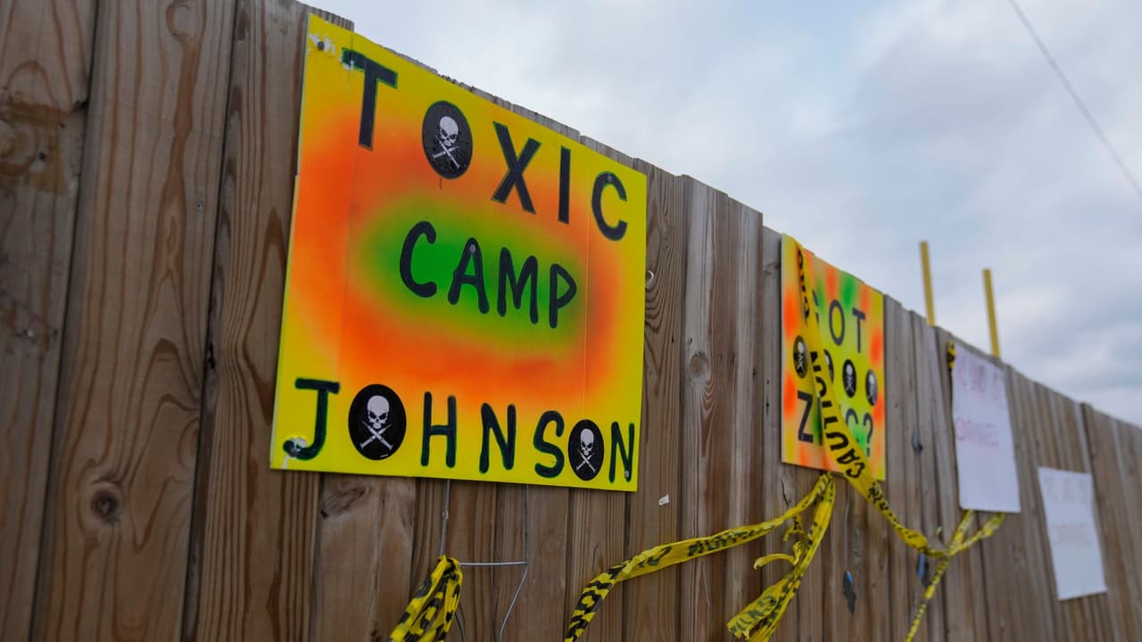 Letreros en contra de la construcción de un campamento para migrantes por parte del gobierno del estado, el lunes 4 de diciembre de 2023, en el vecindario de Brighton Park de Chicago.