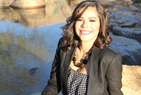 Nuestra representante Gloricely Loug ha llegado muy lejos en Nuestra Belleza Latina 2015. Pero la joven de 19 años podría ser descalificada este fin de semana, dejando sus sueños a medias. Aunque su futuro es incierto, de lo que no hay duda es que a esta arizonense le sobra belleza y talento, como lo muestran esta sesión de fotos en las instalaciones de Univisión Arizona.