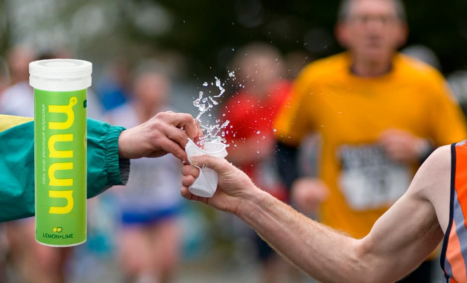 <h3> Electrolitos </h3> Después del esfuerzo físico el cuerpo necesita recuperar los líquido perdidos, para restaurar el desequilibrio hidroelectrolíticos que se produce al sudar, en donde se pierden iones y agua. Por lo que te recomiendo que pongas mucha atención a la hidratación antes y durante la carrera y también después a la rehidratación. Las tabletas ricas en electrolitos además de hidratarte te ayudan a aliviar calambres y otros malestares musculares.
<br>