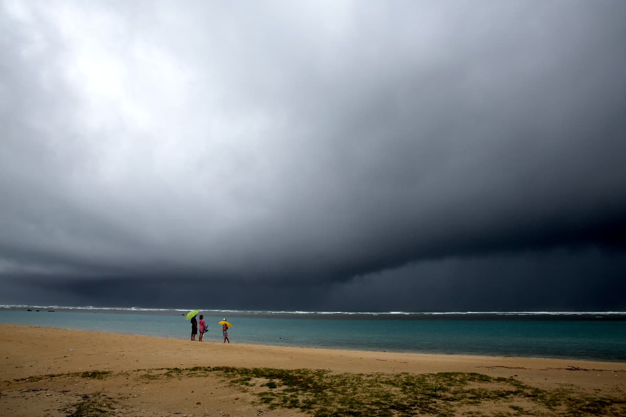 Personas en una playa de Honololu este lunes 6 de diciembre de 2021.
