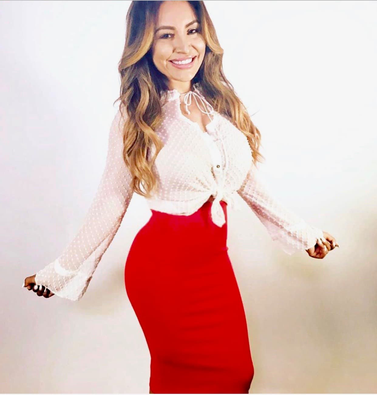 Con está falda La Bronca acentua su pequeña cintura.