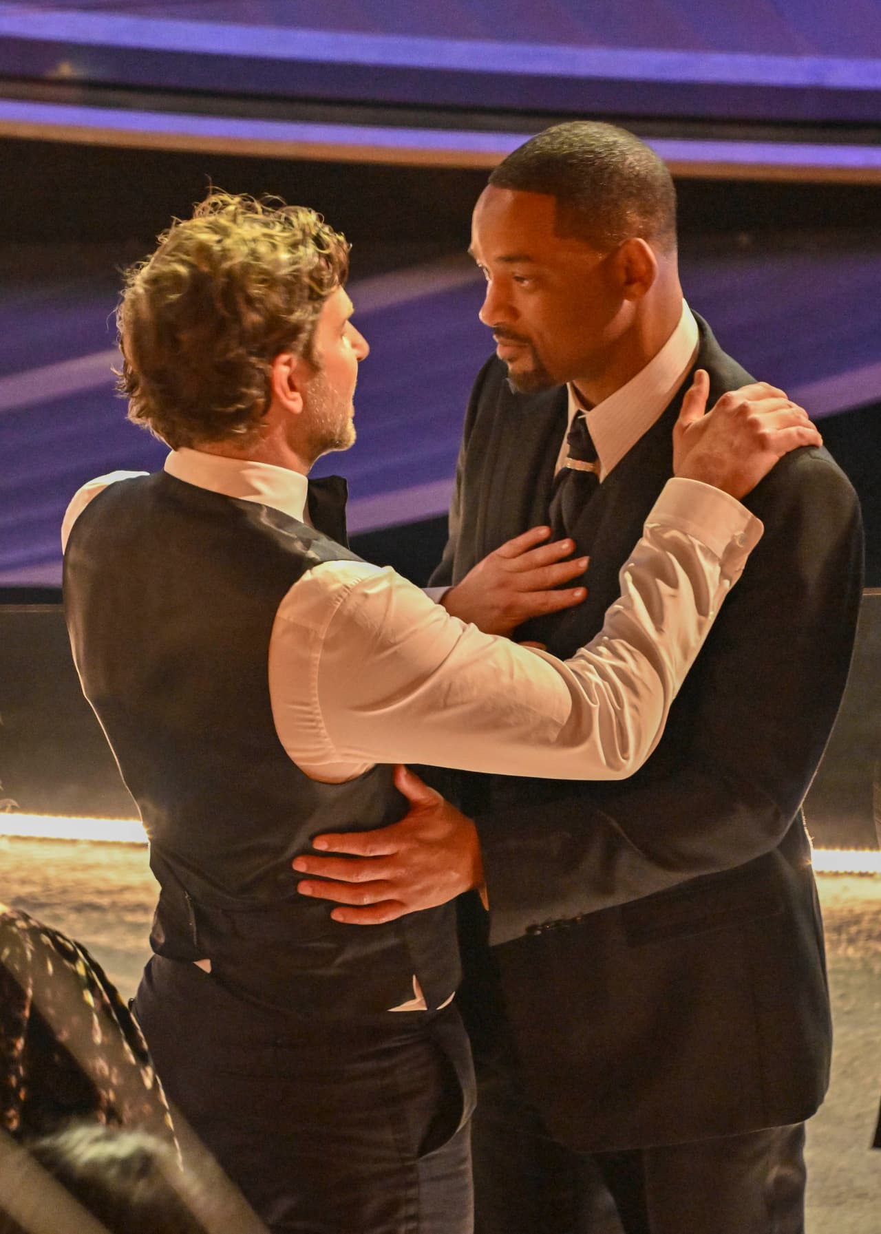 Cooper puso su mano sobre el hombro de Smith, mientras que el actor y rapero tenía la suya tocando ligeramente la cintura de su colega. 
<br>