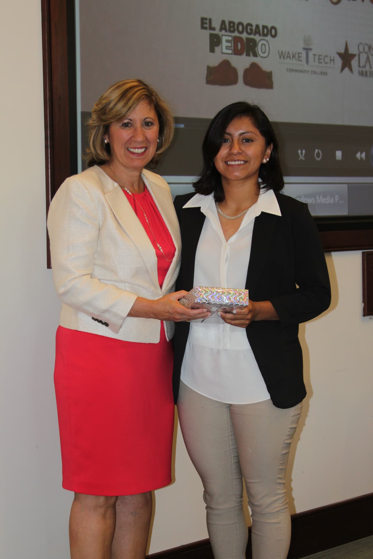 Como todos los años, Univision 40 hizo entrega de las becas Nuestra Juventud en una recepción que se llevó a cabo en las instalaciones del Western Campus de Wake Tech. Esta iniciativa que lleva 12 años, otorga becas a jóvenes hispanos destacados de todo el estado. Los estudiantes reciben $1,000 cada uno, que serán usados para pagar la matricula en la universidad. Estudiantes, familiares, patrocinadores y miembros de la comunidad se reunieron para celebrar la culminación de sus estudios y su siguiente paso hacia la universidad.