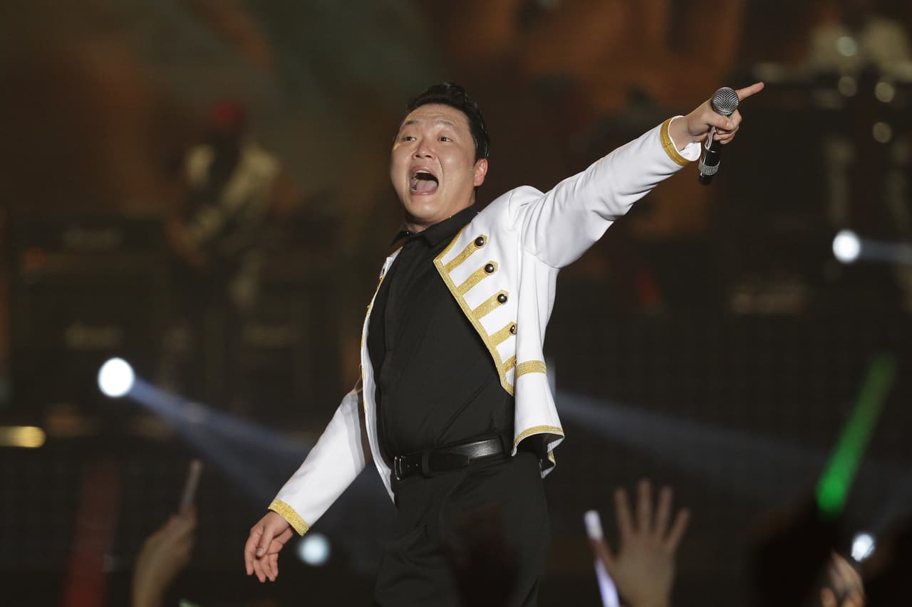 PSY, el
<b> </b>de ‘Gangnam style’, sacó una canción que tiene el récord de más vistas en 24 horas, con más de 34 millones de reproducciones en un día.
