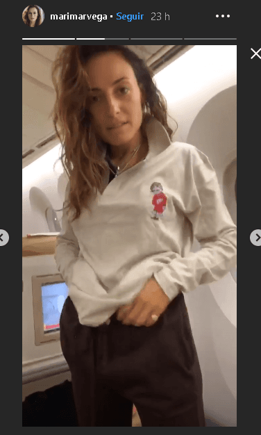 Compartió con sus seguidores un par de historias en las que se le ve contenta junto a su hermano, a punto de despegar hacia el otro lado del mundo.