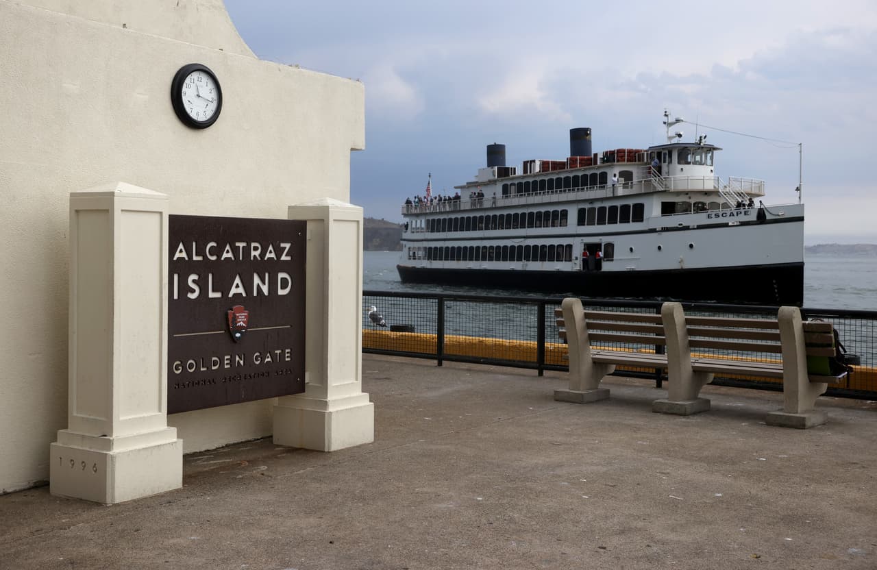 Los primeros visitantes llegaron en ferry a la isla de Alcatraz este lunes en San Francisco, California. Por primera vez desde que el
<a href="https://www.univision.com/temas/coronavirus">coronavirus</a> obligó a cerrarla,
<b>la atracción turística reabrió al público</b>,
<b>permitiendo solo 750 visitantes al día</b>.