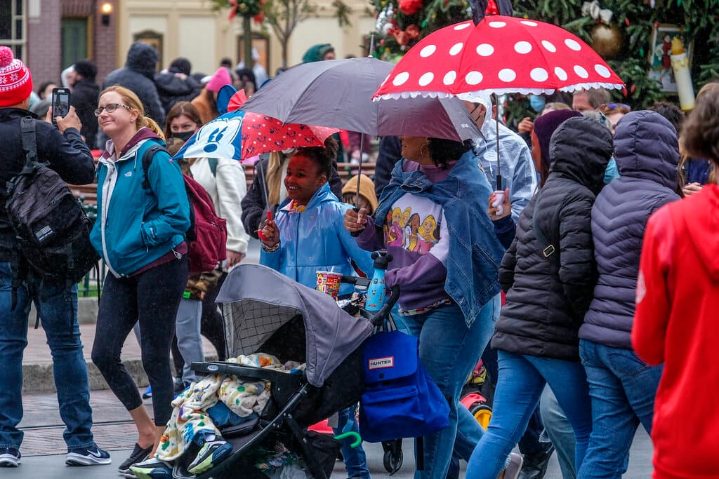 <b>La lluvia</b> ha marcado también los paseos recreacionales de estas Navidades. En la imagen visitantes con paraguas caminan en Disneyland en Anaheim, California.