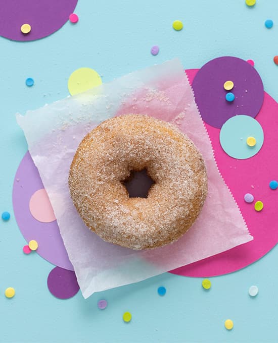 <b>Duck Donuts</b>
<br>Dona con azúcar y canela gratis para los clientes que visiten las sucursales, sin necesidad de hacer una compra.